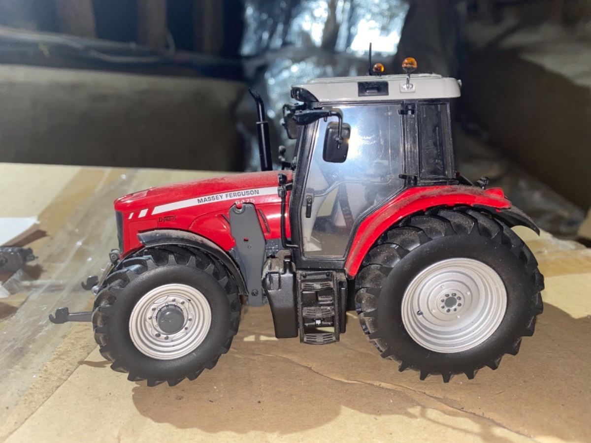 Universal Hobbies Massey Ferguson 6475 with MFD 1:32 Scale Model Tractor UH2923 