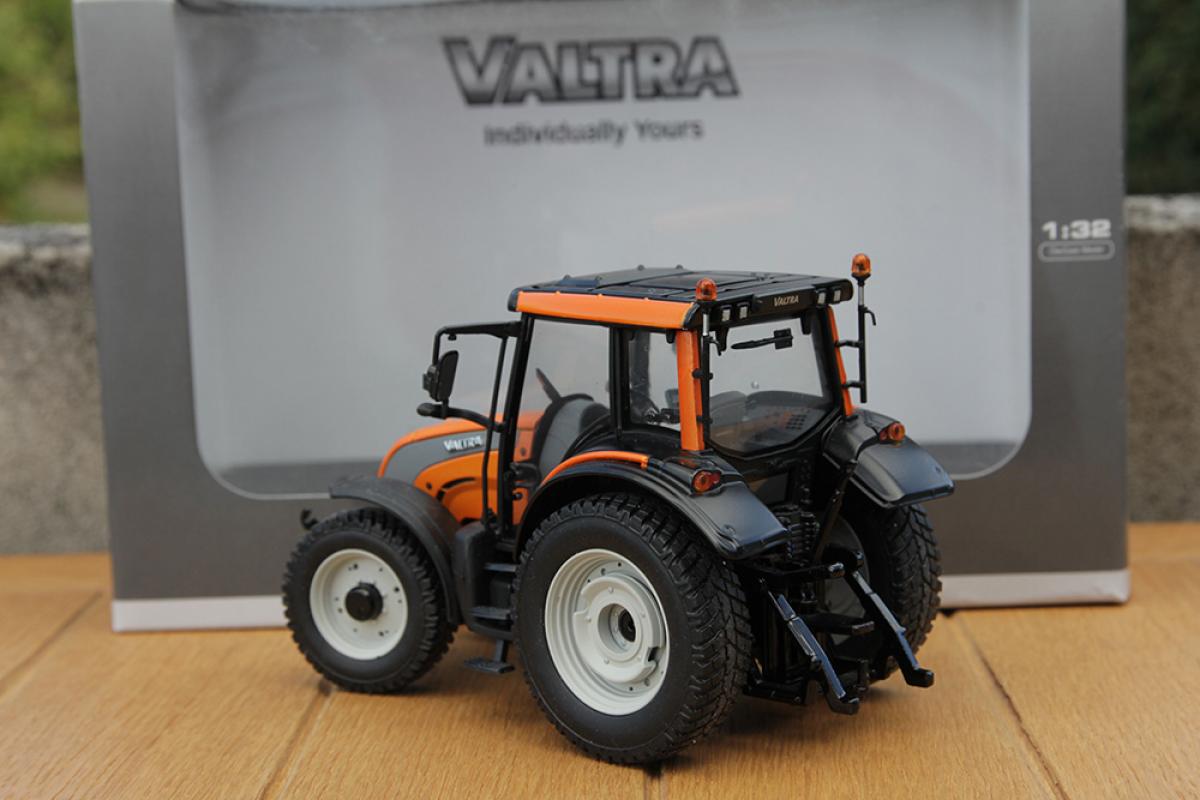 UH2930 Tracteur VALTRA N121 version communal équipé du relevage avant 1/32 