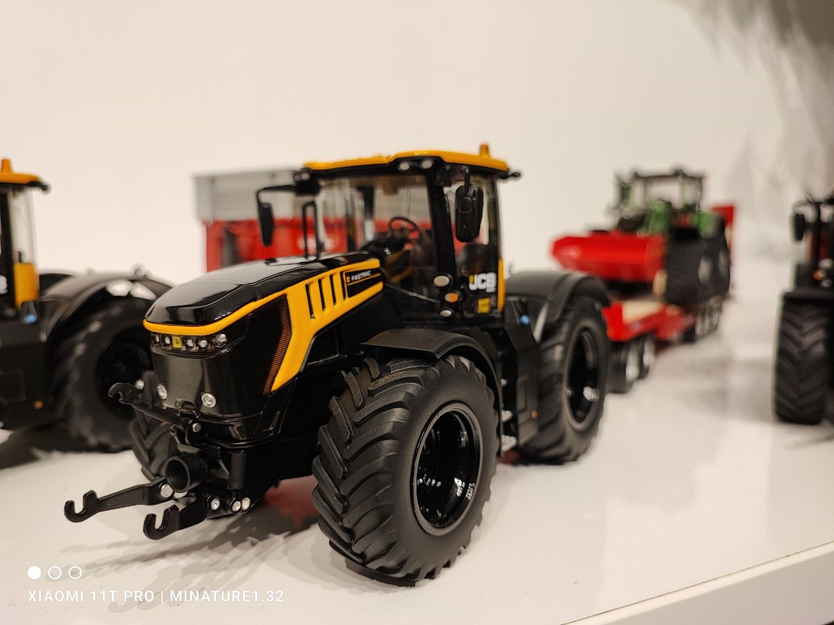 TOMY - Véhicule miniature - Tracteur Fastrac 8330 JCB - Echelle 1