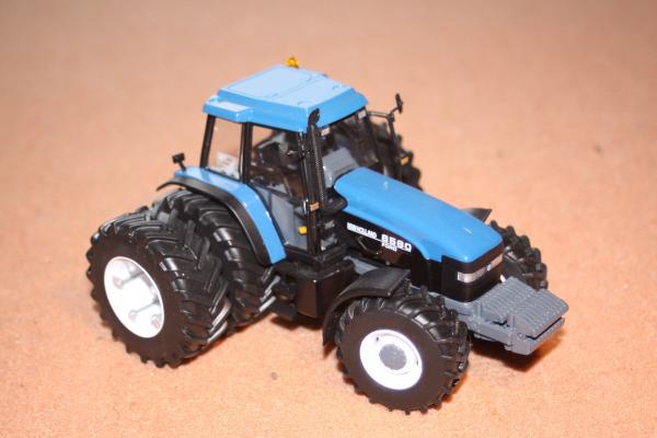 TRACTEUR NEW-HOLLAND 8560 (1/32)