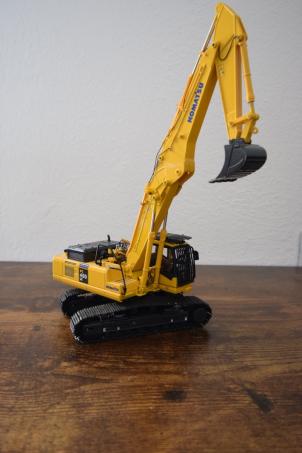 Escavatore Komatsu PC450LC a braccio corto in scala 1:50 Universal Hobbies Rif: UH8004
