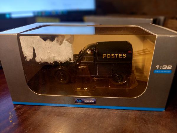 1/32 CITROEN 2Cv Postes  Par Universal Hobbies UH6506