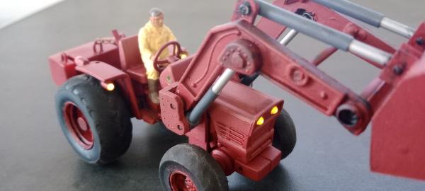 Tracteur ancien 1/32 avec lumières 