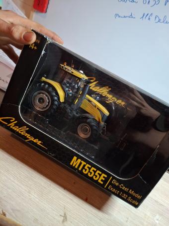 Tracteur CHALLENGER MT555E