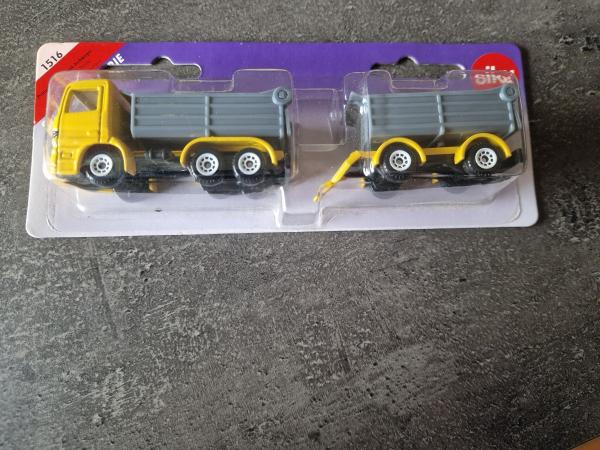 Camion benne avec remorque