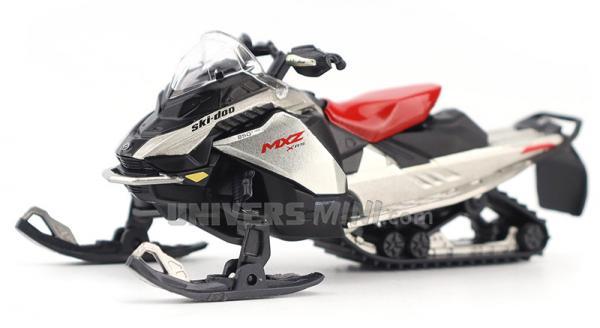 Moto neige Ski-Doo MXZ X-RS blanche